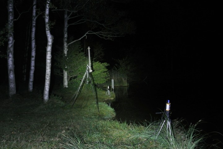 One of the twelve experimental sites with two loudspeakers and a microphone array. ©Daniel Lewanzik